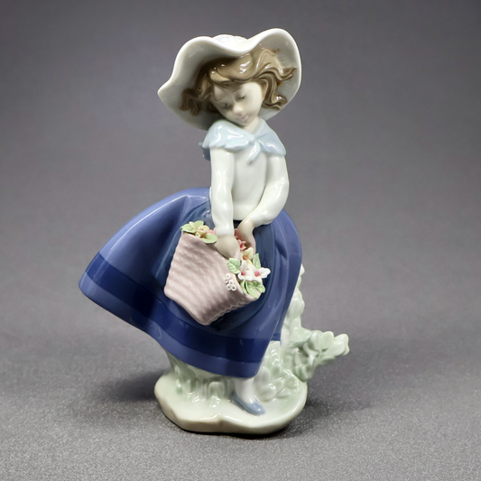 Lladro Pretty Pickings 5222-Figurine-Oakview Collectibles