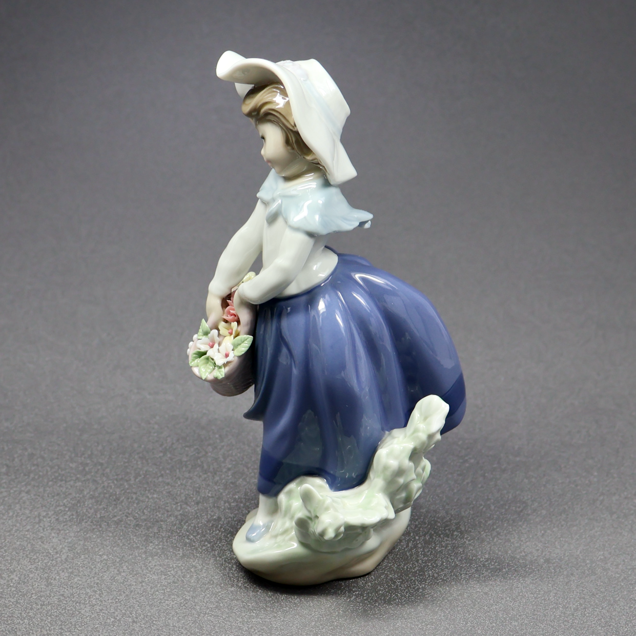 Lladro Pretty Pickings 5222-Figurine-Oakview Collectibles