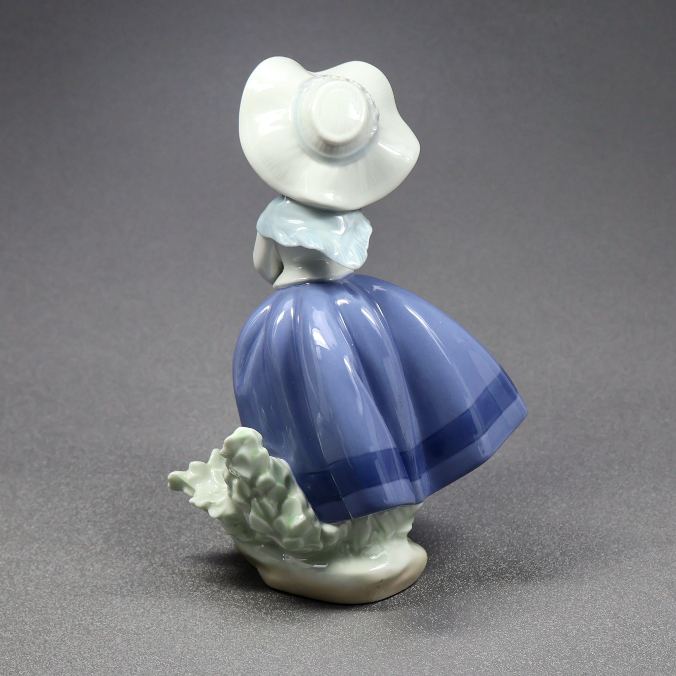 Lladro Pretty Pickings 5222-Figurine-Oakview Collectibles