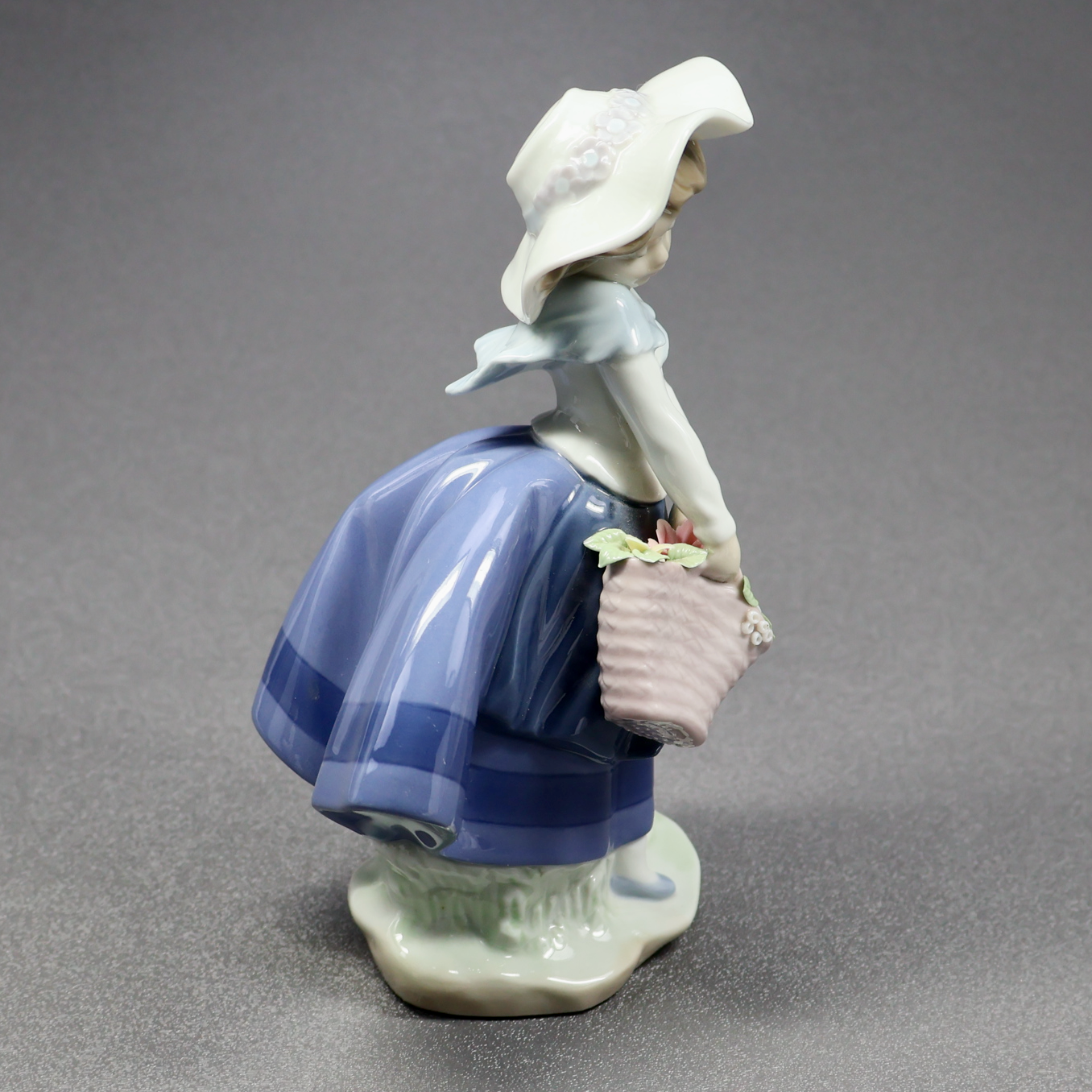 Lladro Pretty Pickings 5222-Figurine-Oakview Collectibles