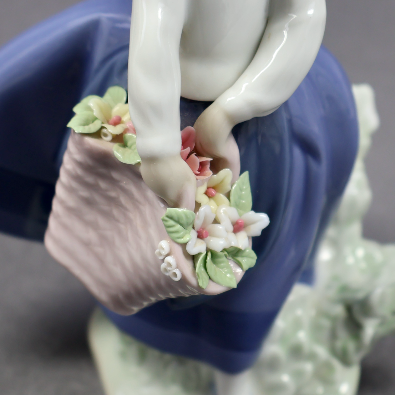 Lladro Pretty Pickings 5222-Figurine-Oakview Collectibles