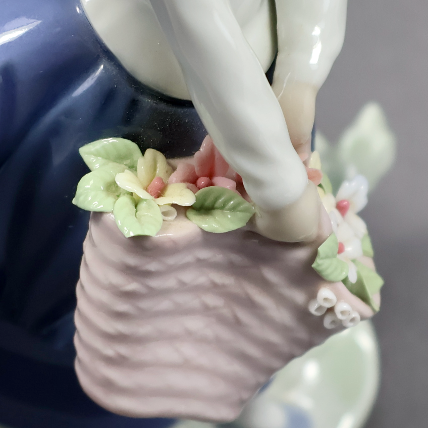 Lladro Pretty Pickings 5222-Figurine-Oakview Collectibles