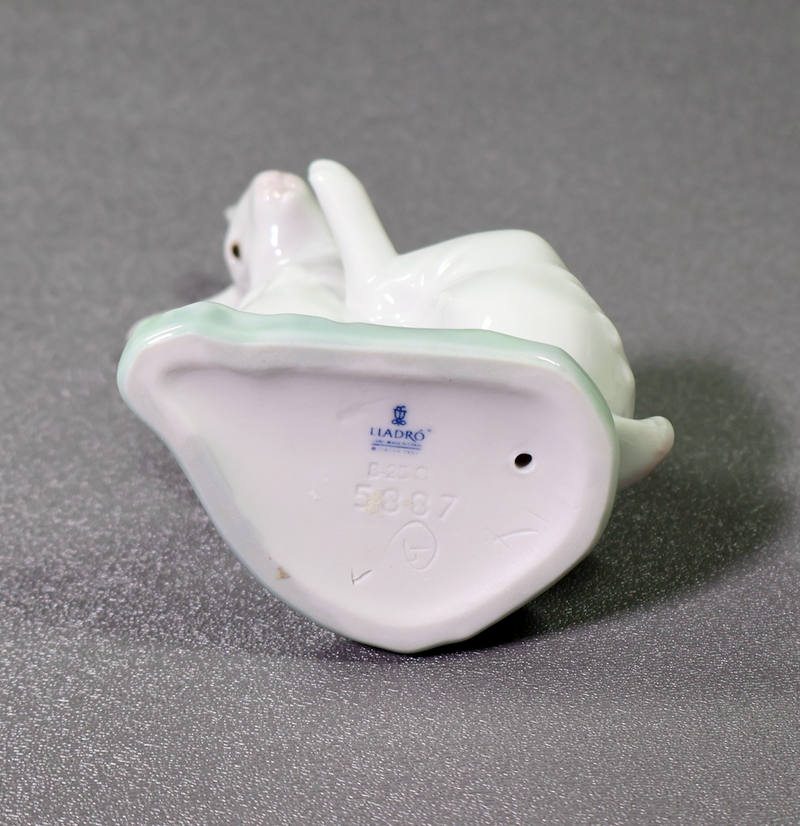 Lladro Washing Up 5887-Figurine-Oakview Collectibles