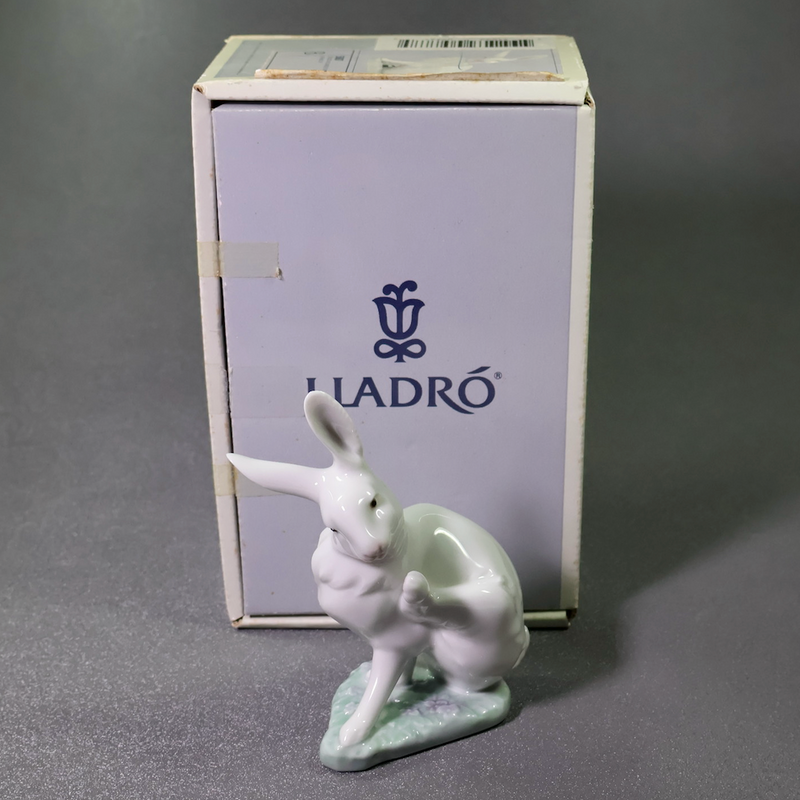 Lladro Washing Up 5887-Figurine-Oakview Collectibles