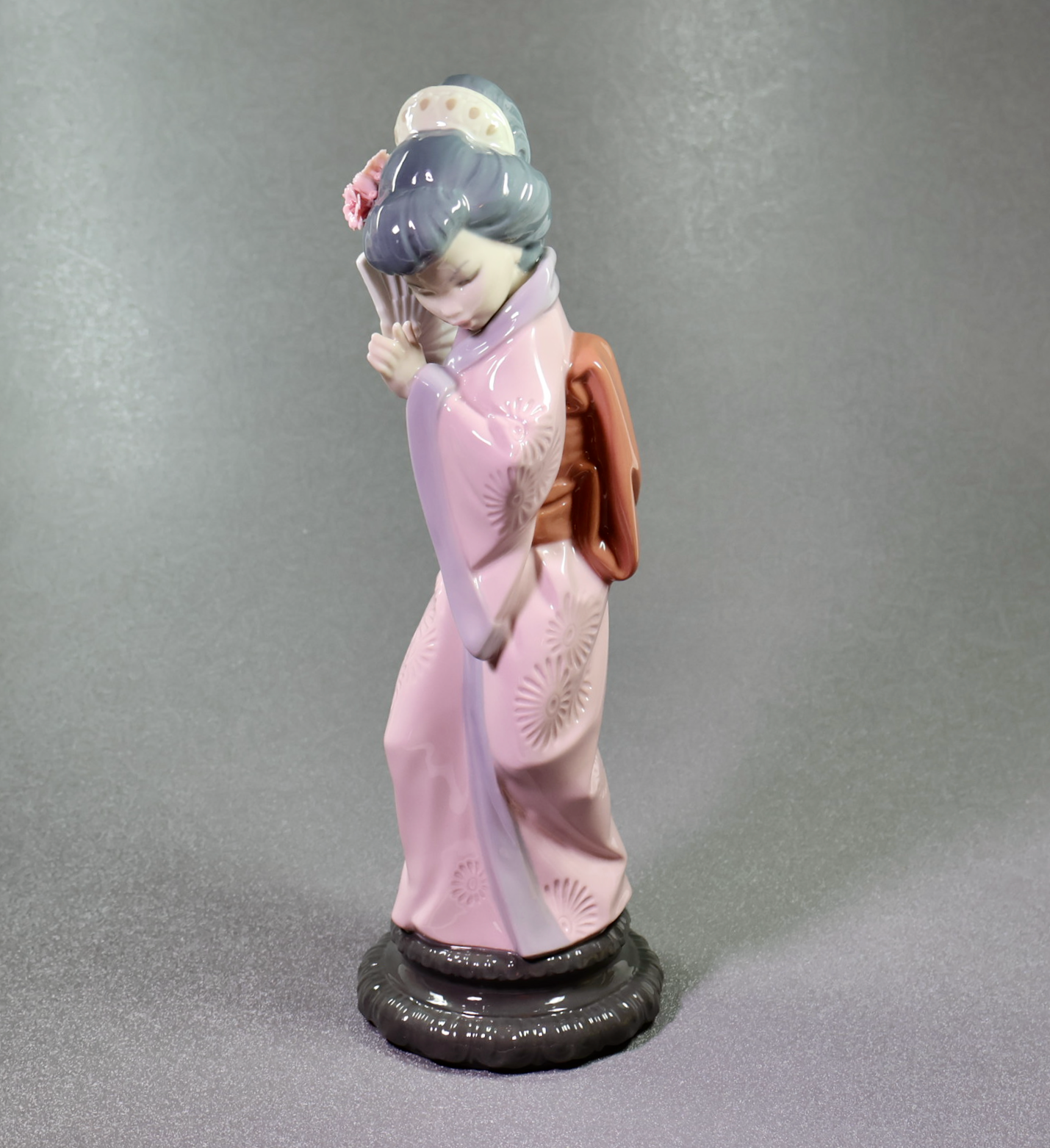 Lladro Timid Japanese Chrysanthemum 4990-Figurine-Oakview Collectibles